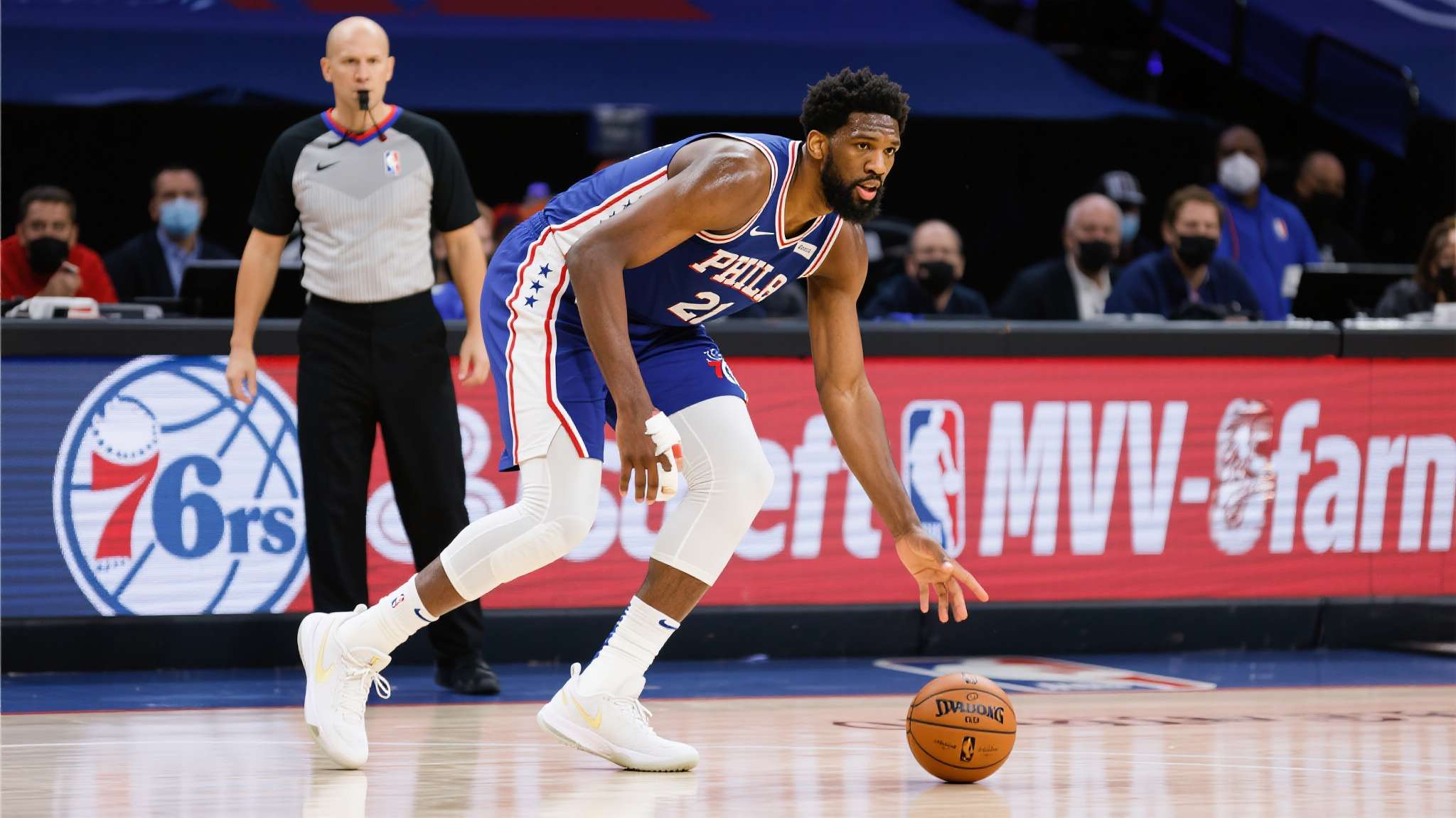 nba中锋50大排名 作为上届常规赛MVP得主,乔尔·恩比德一直被认为拥有统治级内线能力。他无解低位脚